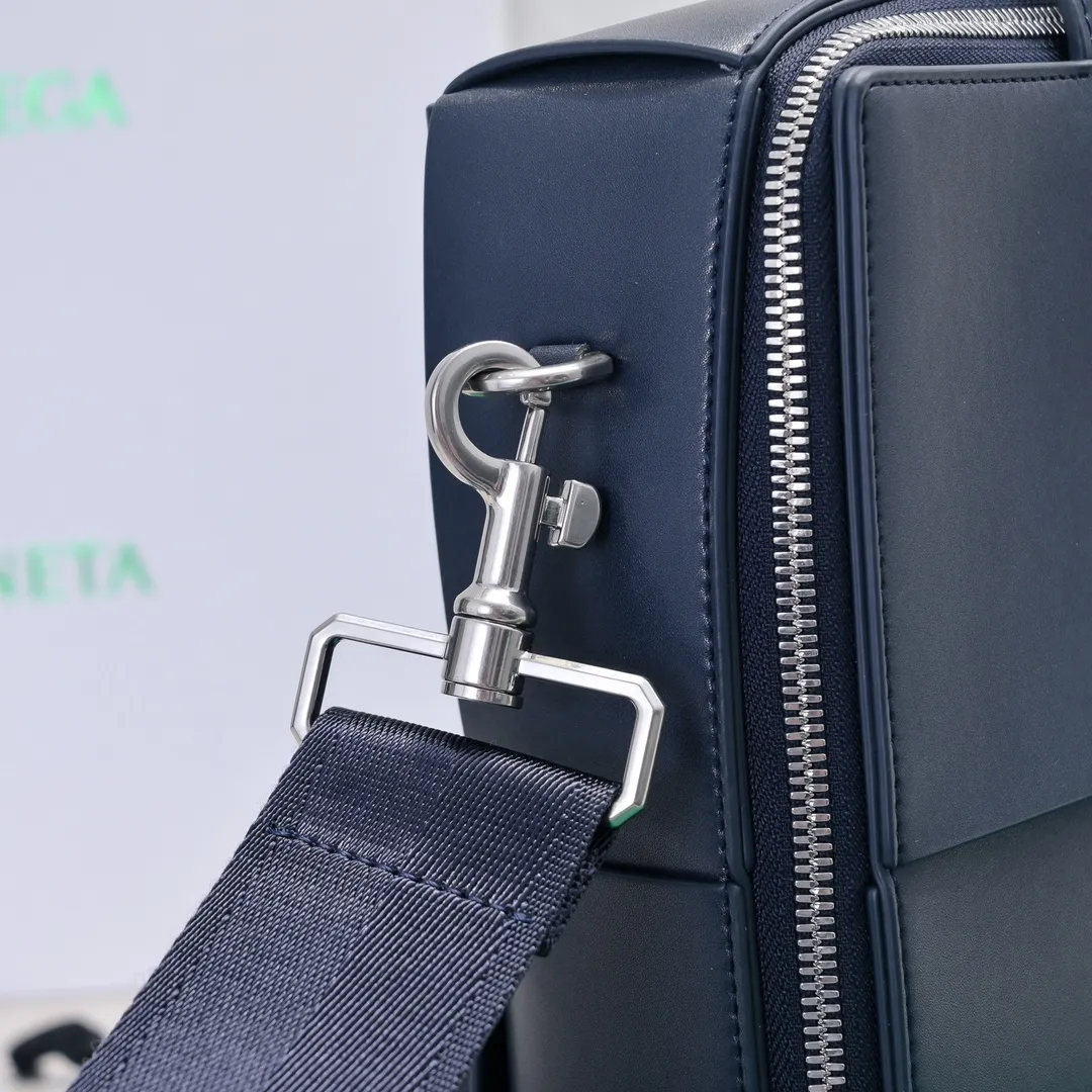 Batch 1880 Bottega Veneta large-lattice men's briefcase. The briefcase is a "value-for-money equipment" that all boys must have as soon as they step out of school. Whether you need to go to the office or go out to discuss business, nothing can better reflect your good taste and financial strength than a simple and elegant briefcase. It can be carried on one shoulder or cross-body to meet your different needs. The capacity is also super 🉑️ Style number: 6801 Size: 36*24*7.5cm